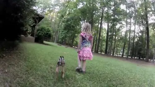 Il tenero incontro tra una bimba e un cerbiatto