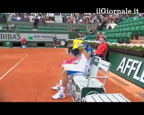 Tennis, perde e distrugge la racchetta