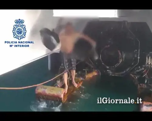 Clandestino nascosto nella turbina di una nave