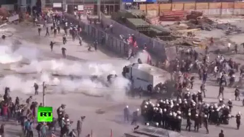 Scontri in piazza fra polizia e dimostranti