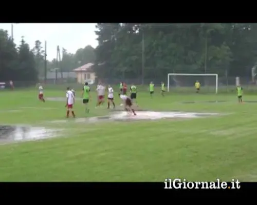 Festeggia un gol...tuffandosi!