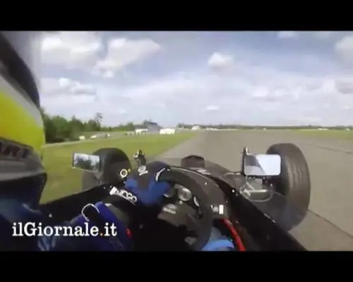 Pilota si ferma per soccorrere un amico