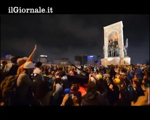 Gli scrontri e i cori 