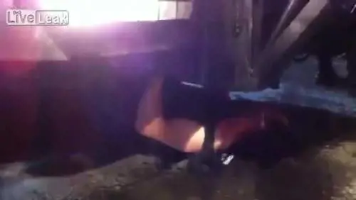 Manifestante turco incastrato sotto un blindato