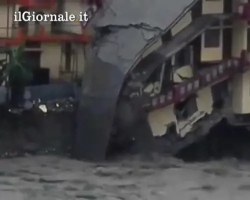Piogge torrenziali in India sradicano case