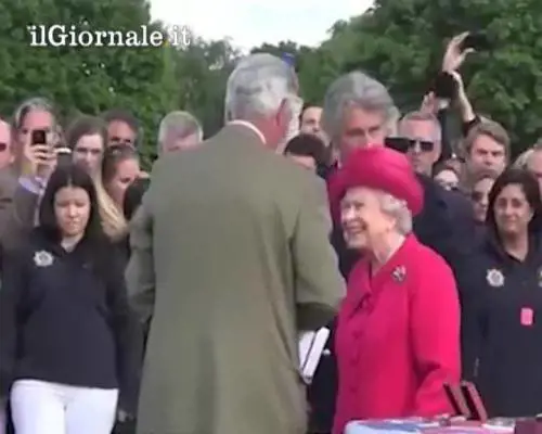 La regina Elisabetta sulla sua Jaguar