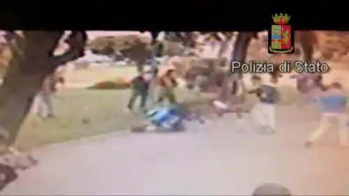 Non cede una sigaretta. Pestato. 