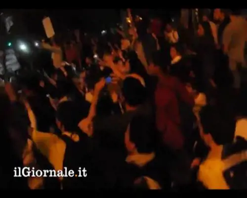 I poliziotti brasiliani solidarizzano con la folla