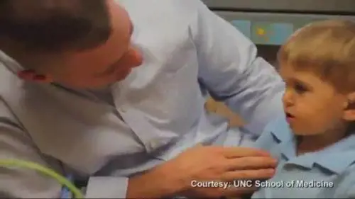 Bambino sordo muto sente la voce del padre per la prima volta