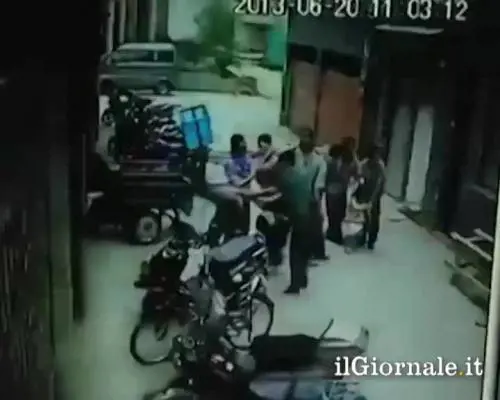 Bimba cade dal quarto piano. Illesa