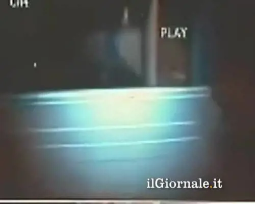 Auto entra in un ristorante e investe i commensali