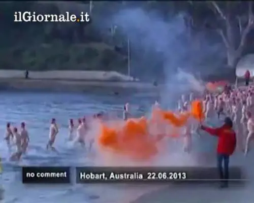 Bagno nudi per festeggiare l'estate