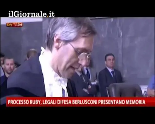 Ghedini consegna la memoria ai giudici