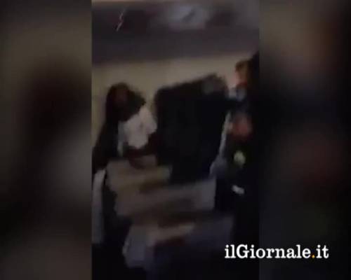 Telefona in aereo. Arrestata