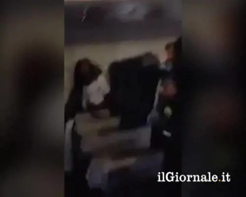 Telefona in aereo. Arrestata