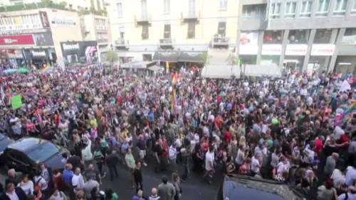 Pisapia scende in piazza con il GayPride