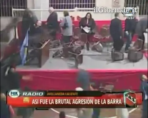 Conferenza stampa Argentina: volano sedie e tavoli