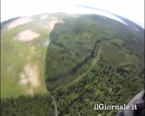 Spettacolare atterraggio con il paracadute
