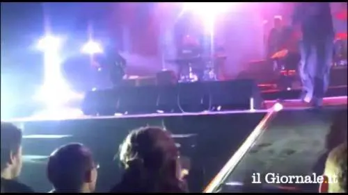 Nick Cave cade dal palco ma il concerto continua