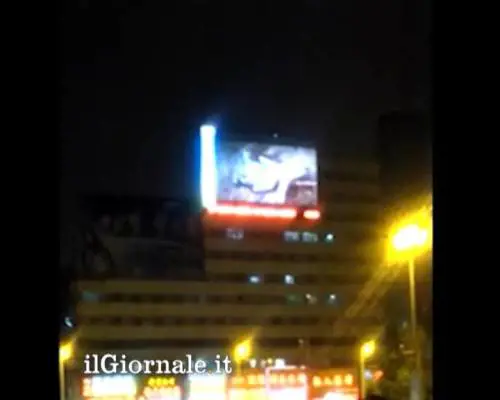 Porno su maxi schermo in stazione