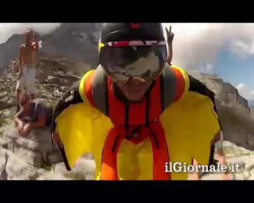 Incredibili evoluzioni con tuta alare