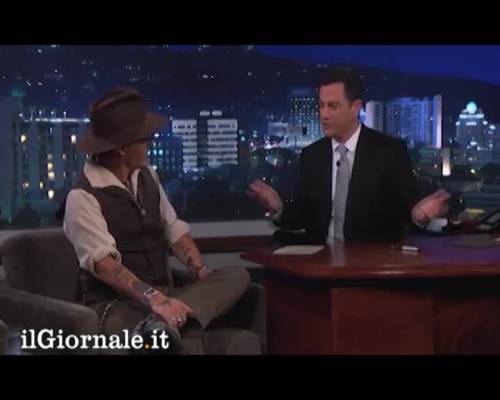 Johnny Depp bacia conduttore in diretta tv