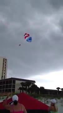 Si schiantano contro un palazzo facendo parasail