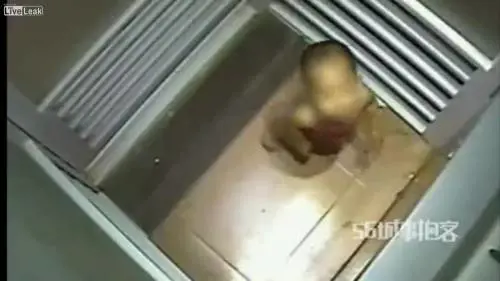 Bimbo chiuso in una cabina dai genitori