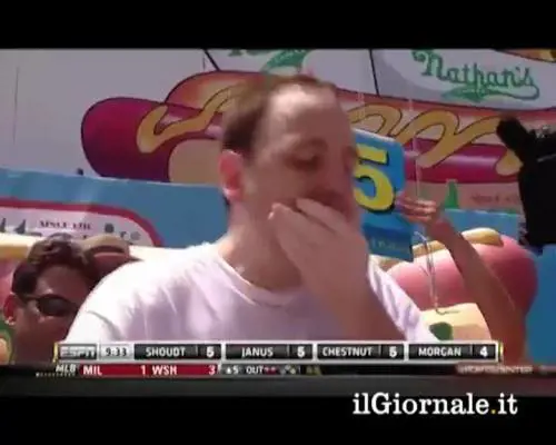 Mangiatori di hot dog: è record!