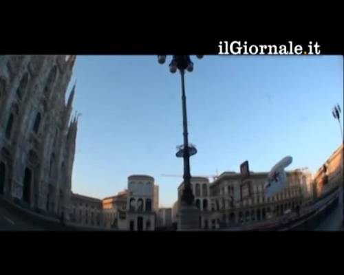 Si lancia dal Duomo col paracadute