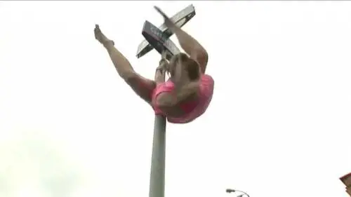 La pole dance si balla in strada