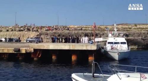 Il Papa arriva a Lampedusa sulla motovedetta