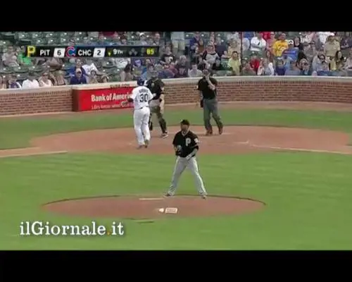 Baseball, palla passa in mezzo alle gambe