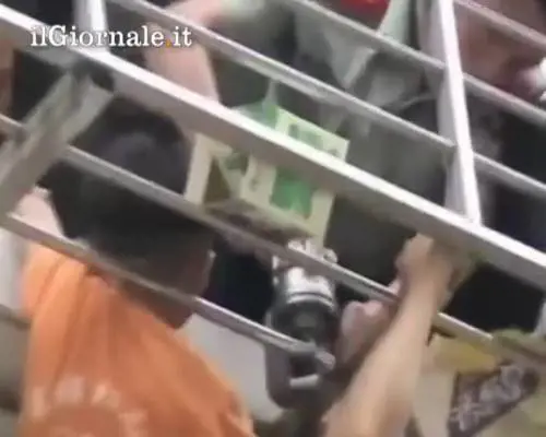 Bimbo incastrato con la testa nel balcone