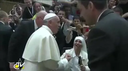 Il Papa fa spostare in prima fila una suora malata