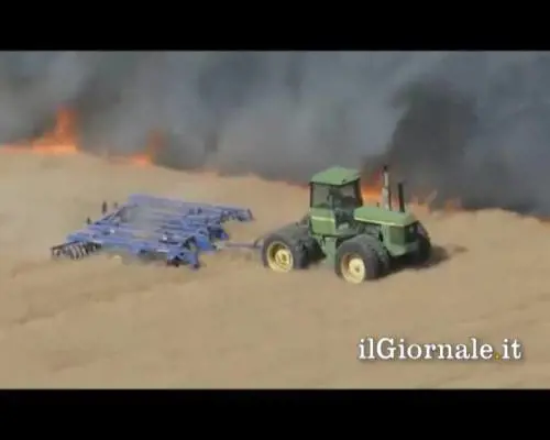 Contadino sfida incendio a bordo della falciatrice