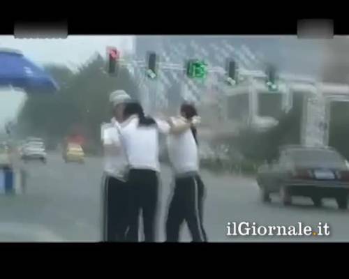 Rissa tra due vigilesse blocca il traffico