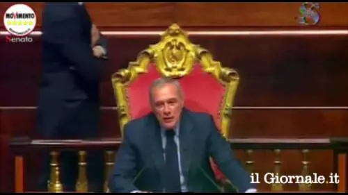 Senatore grillino con giacca arcobaleno in Senato