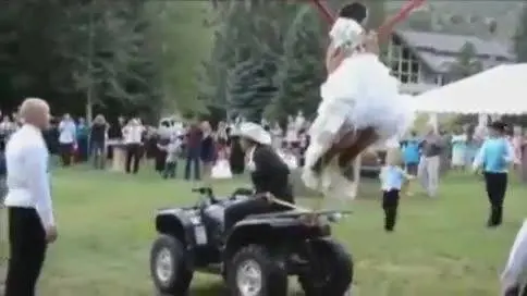 Lancio del Bouquet. Sposa diventa catapulta
