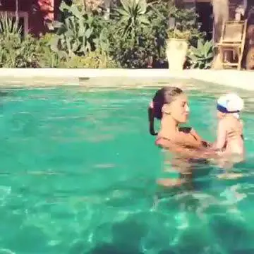 Belen e Santiago in piscina
