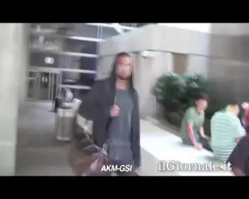 Guai per Kanye West: aggredisce un paparazzo