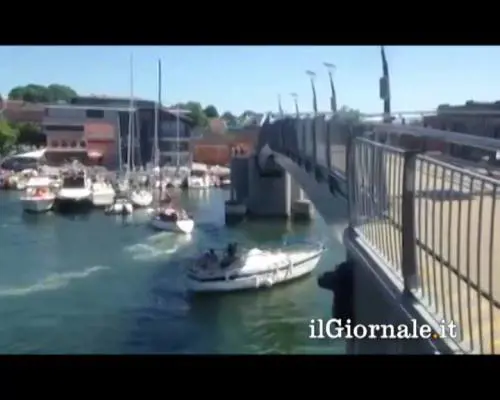 Ponte si abbassa mentre passa la nave