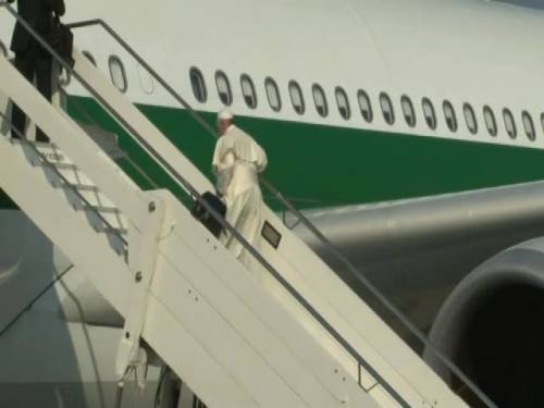 Bergoglio sale sull'aereo