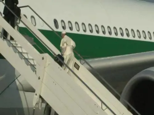 Bergoglio sale sull'aereo