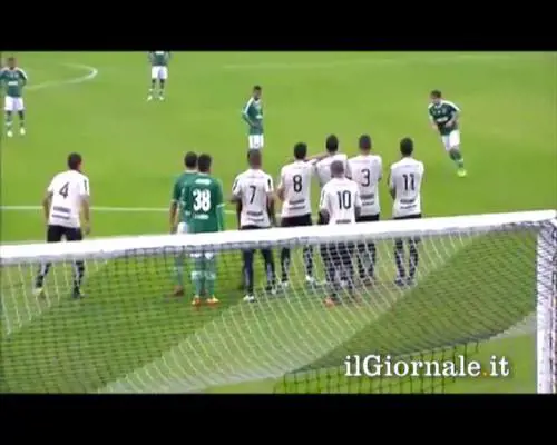 Giocatore si sdraia dietro alla barriera