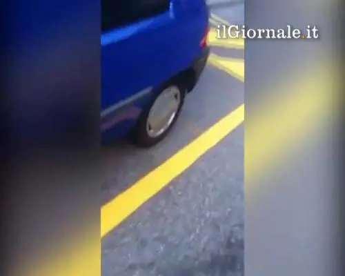 Monza, dipingono strisce del parcheggio disabili poi danno la multa all'auto