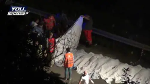 Incidente sulla A16: decine i morti