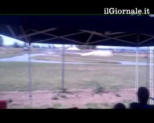 Speedboat fuori pista atterra sul pubblico