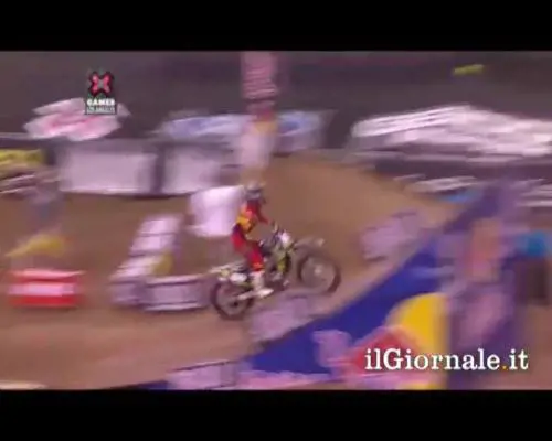 Bikecrosser festeggia troppo presto: cade e perde