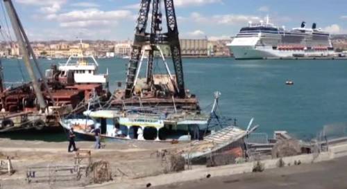 Tragedia a Catania, lo sbarco del peschereccio